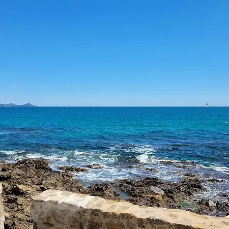 Holiday home Le Cabanon, Pieds Dans L'eau, Vue Exceptionnelle *